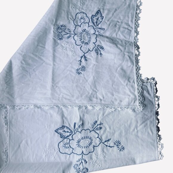 Vintage Embroidered Floral Table Runner With Crocheted Edges 18x42 - Picture 9 of 11